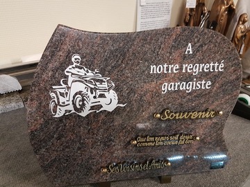 Gravure sur monument ou sur plaque funéraire 